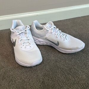 Nike Revolution 6 running shoes